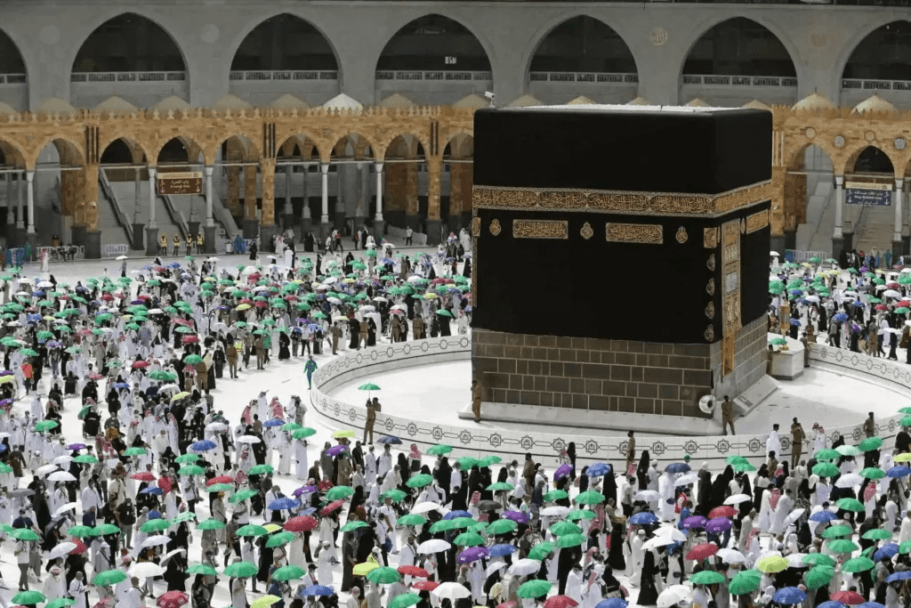 performing umrah infront of kabaa