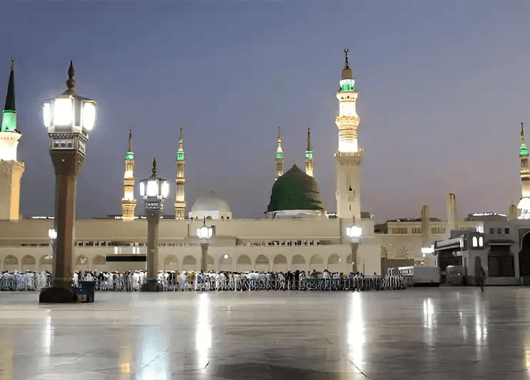 Al-Masjid an-Nabawi in Medina, featuring the illuminated Green Dome. Perfect photo for marketing August Umrah packages from Chicago for pilgrims.